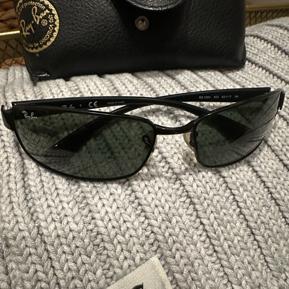NWOT!! Ray-Ban Dark Frame Polarized Sunglasses